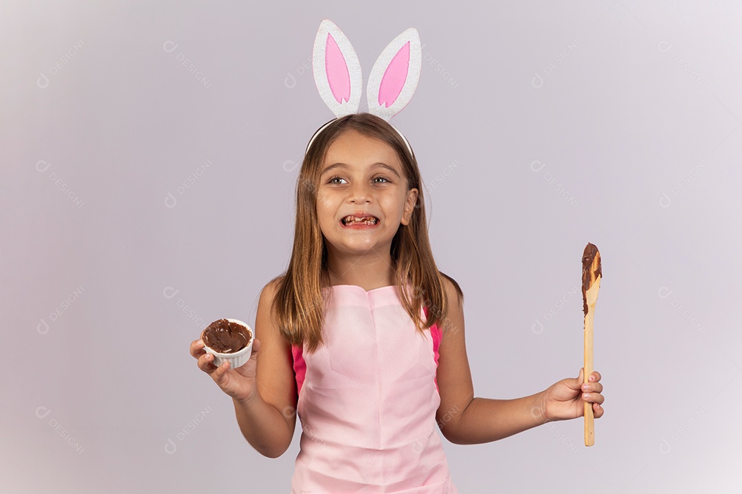 Linda criança garota celebrando páscoa