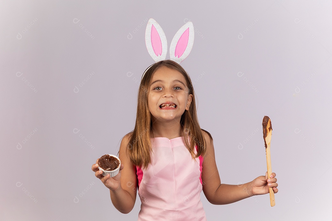 Linda criança garota celebrando páscoa