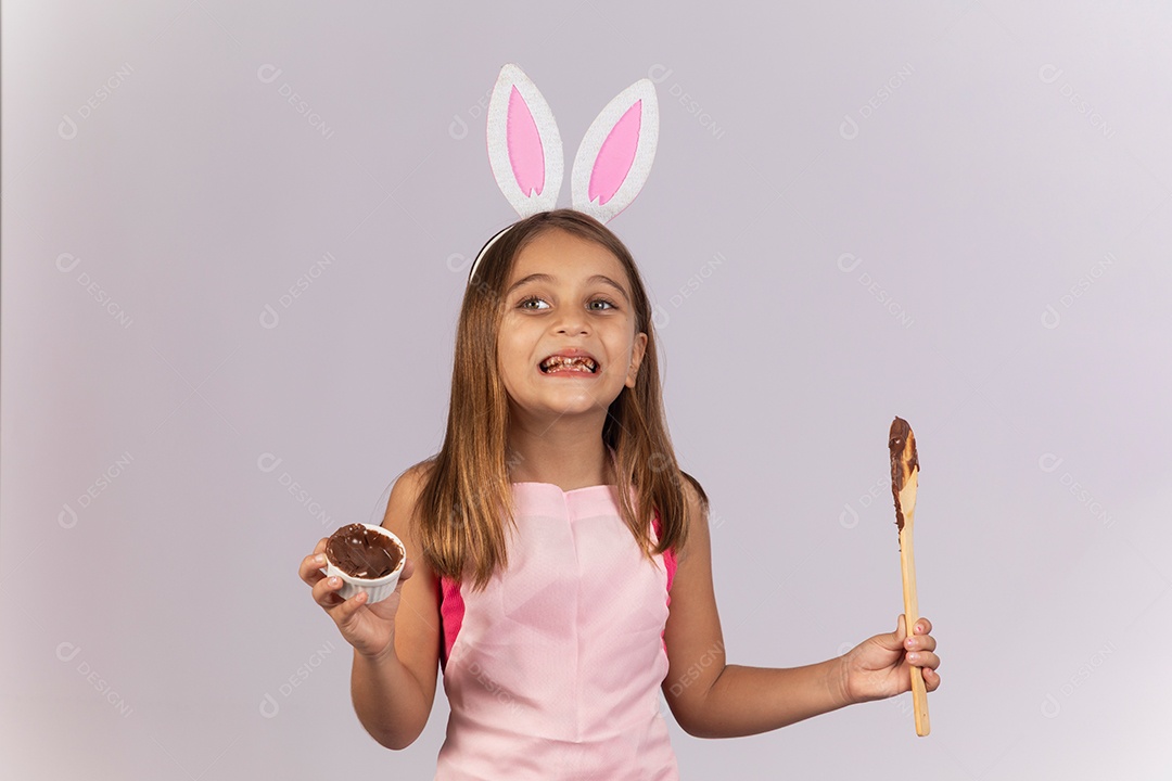 Linda criança garota celebrando páscoa