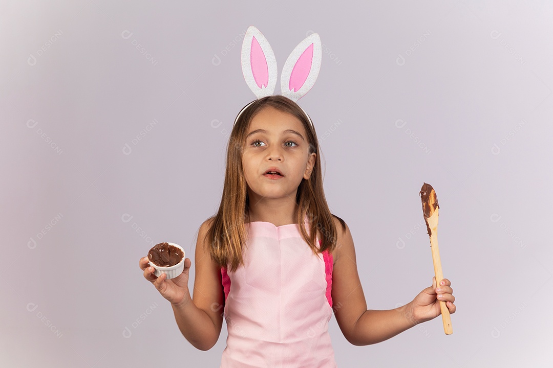 Linda criança garota celebrando páscoa