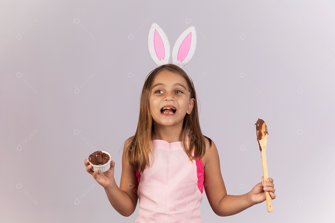 Linda criança garota celebrando páscoa