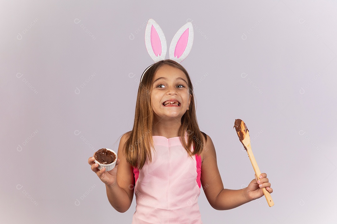 Linda criança garota celebrando páscoa