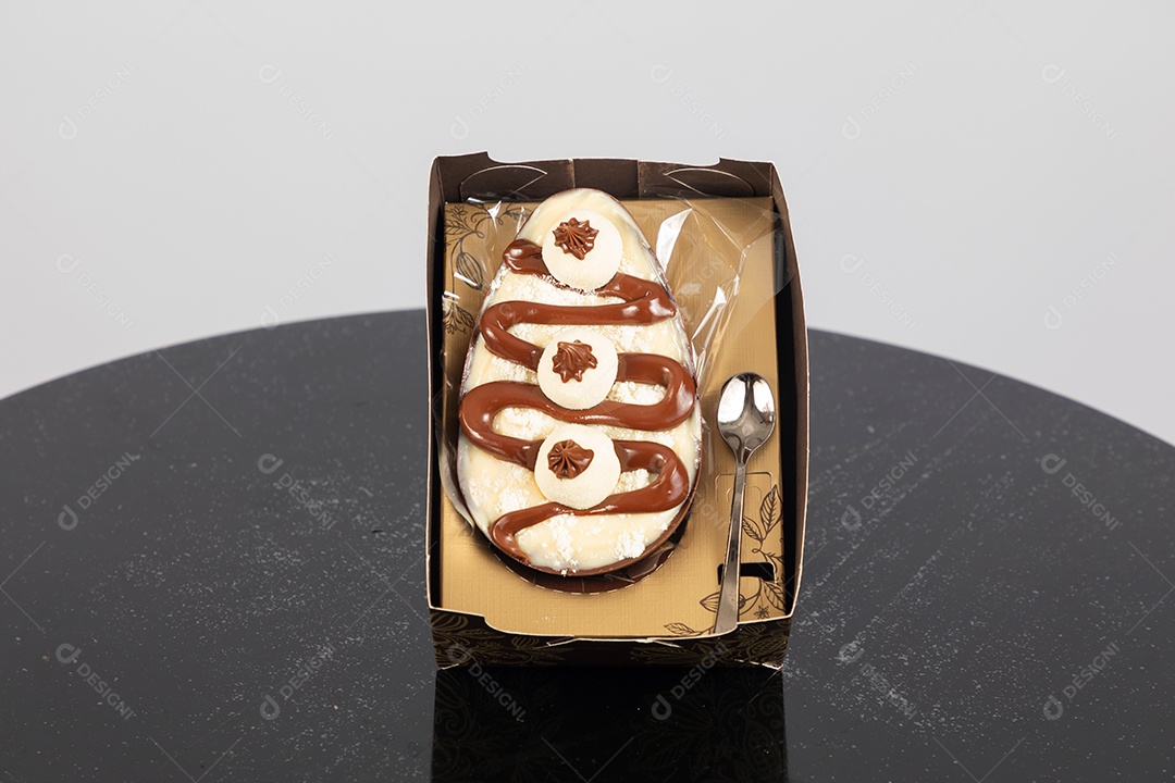 Ovo de páscoa de colher sobre uma mesa