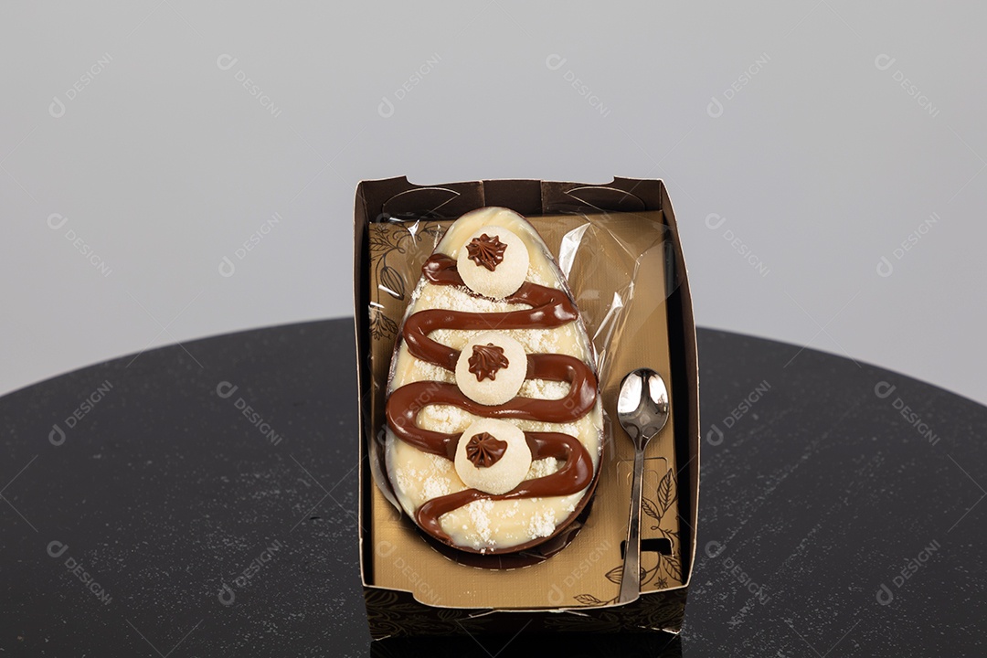 Ovo de páscoa de colher sobre uma mesa