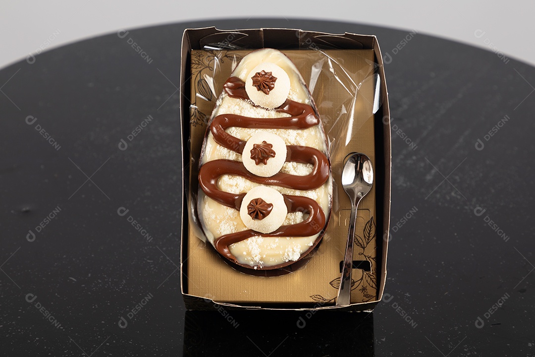 Ovo de páscoa de colher sobre uma mesa