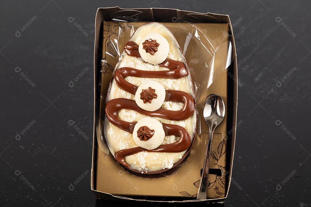 Ovo de páscoa de colher sobre uma mesa