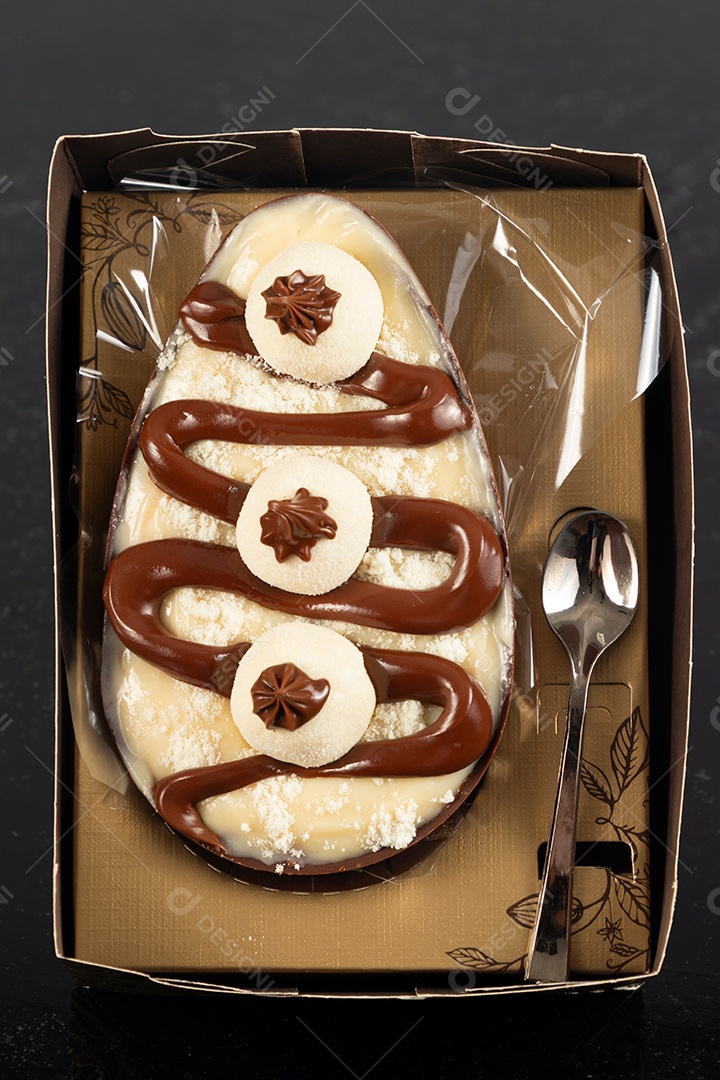 Ovo de páscoa de colher sobre uma mesa