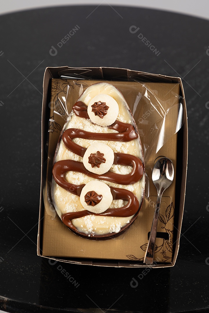 Ovo de páscoa de colher sobre uma mesa