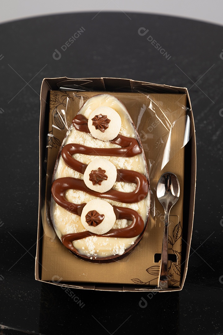 Ovo de páscoa de colher sobre uma mesa