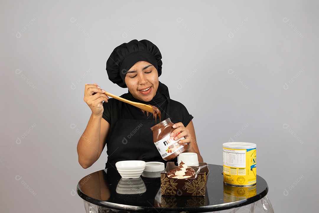 Linda mulher jovem preparando ovos da páscoa