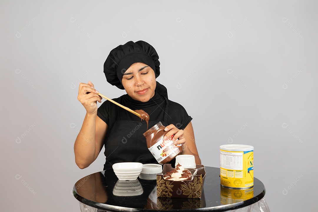 Linda mulher jovem preparando ovos da páscoa