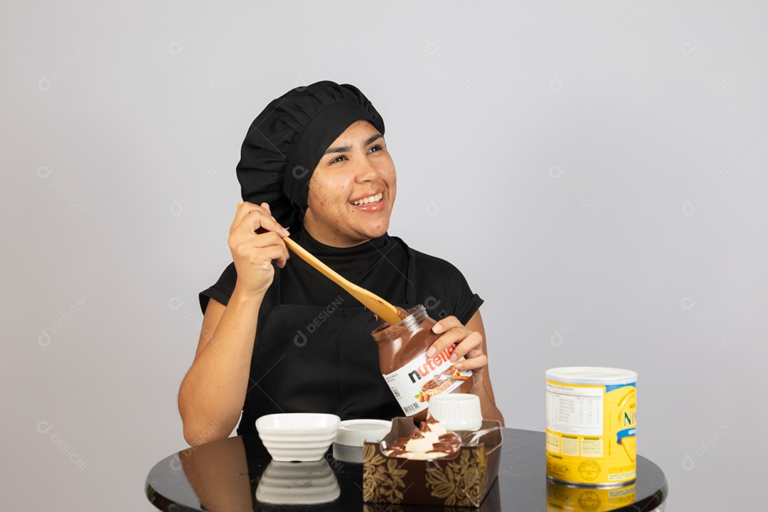 Linda mulher jovem preparando ovos da páscoa