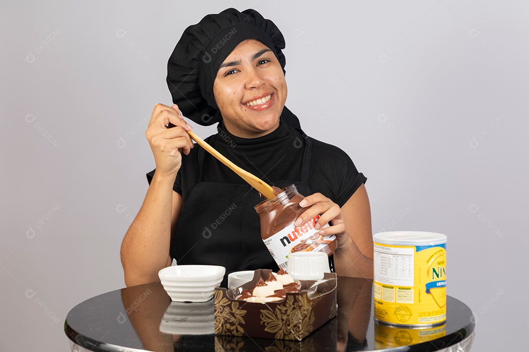 Linda mulher jovem preparando ovos da páscoa