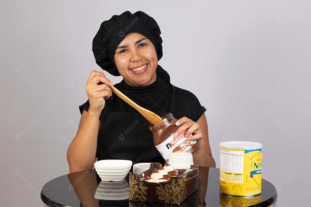 Linda mulher jovem preparando ovos da páscoa