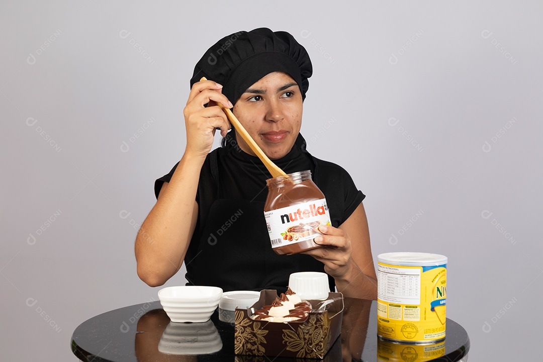 Linda mulher jovem preparando ovos da páscoa