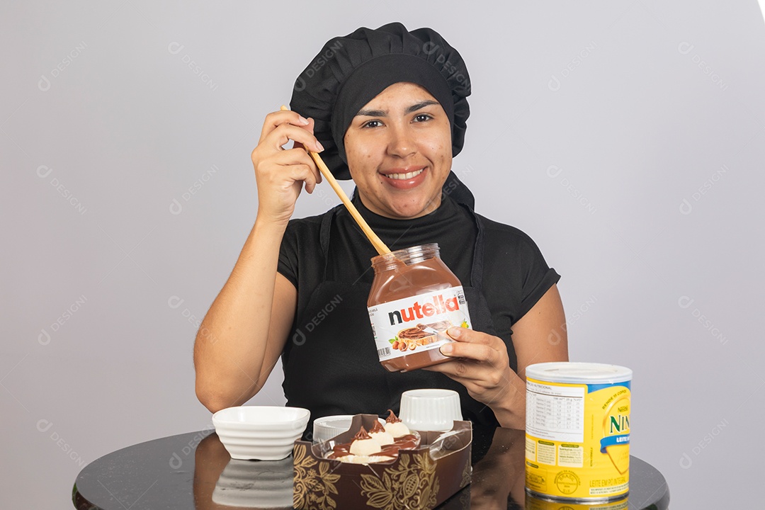 Linda mulher jovem preparando ovos da páscoa