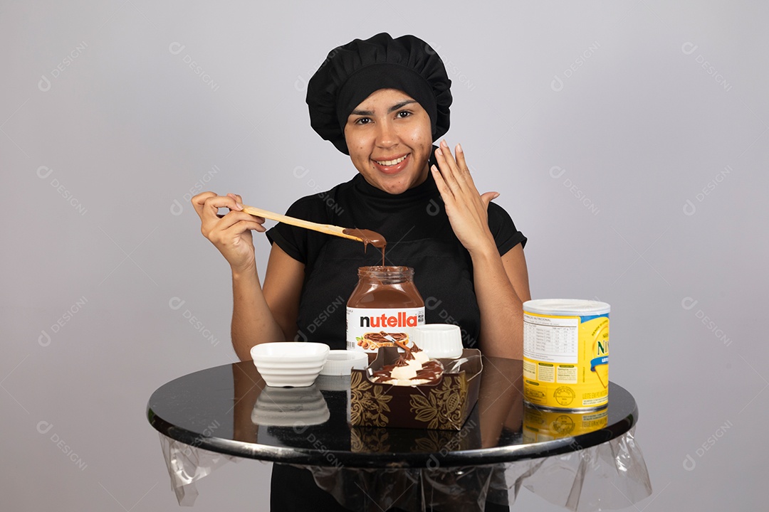 Linda mulher jovem preparando ovos da páscoa
