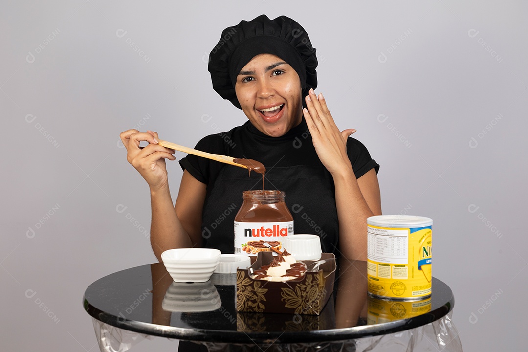 Linda mulher jovem preparando ovos da páscoa