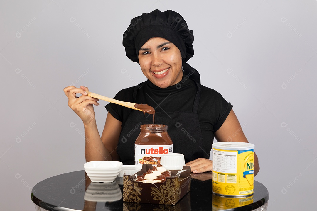 Linda mulher jovem preparando ovos da páscoa