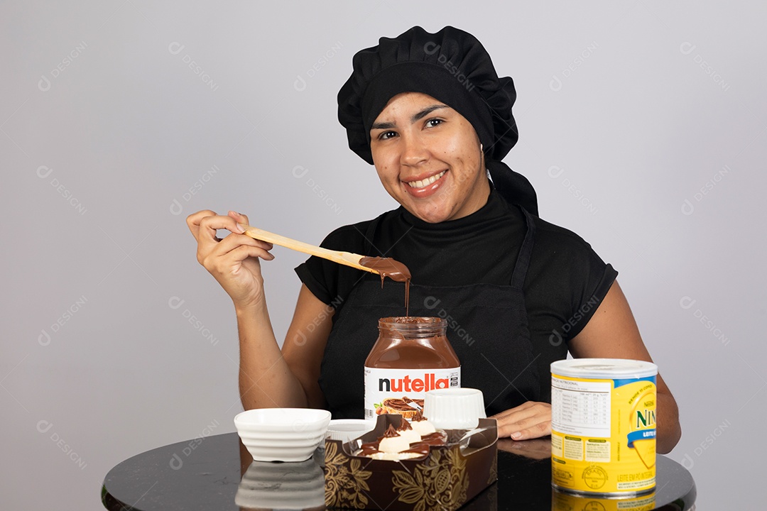 Linda mulher jovem preparando ovos da páscoa