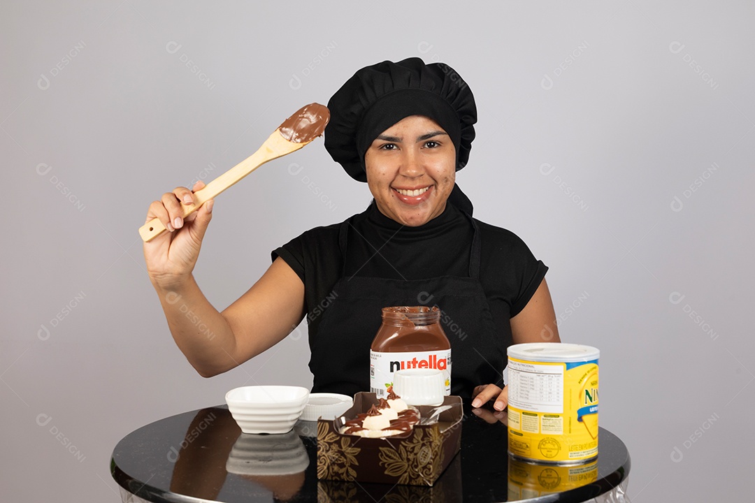 Linda mulher jovem preparando ovos da páscoa