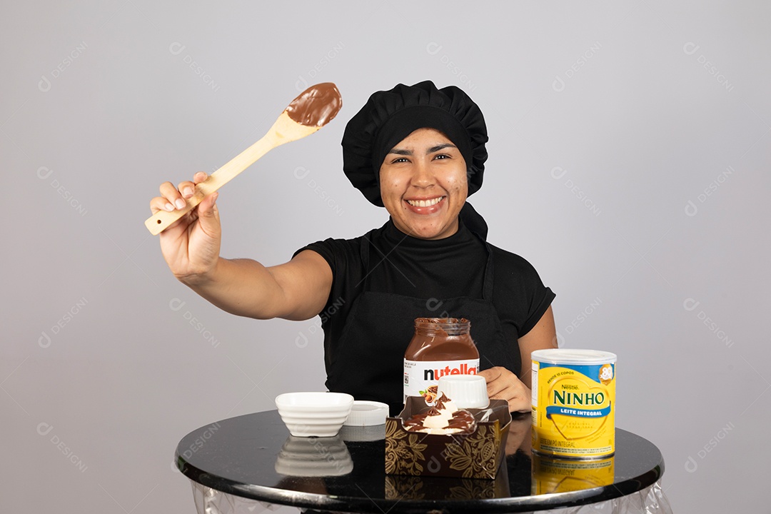 Linda mulher jovem preparando ovos da páscoa