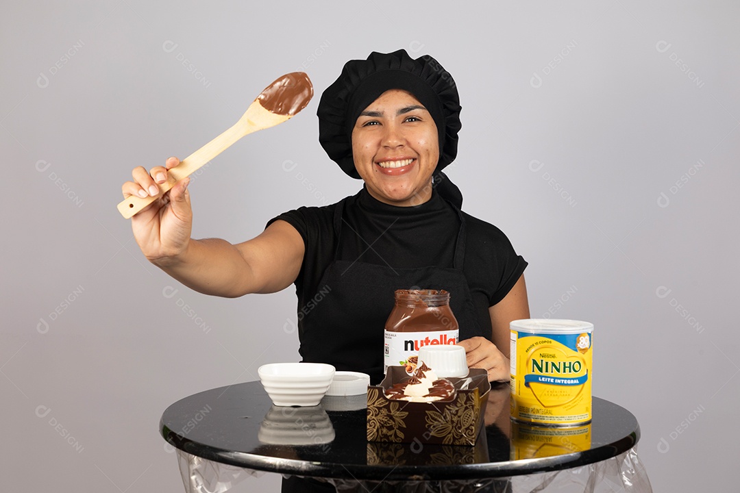 Linda mulher jovem preparando ovos da páscoa