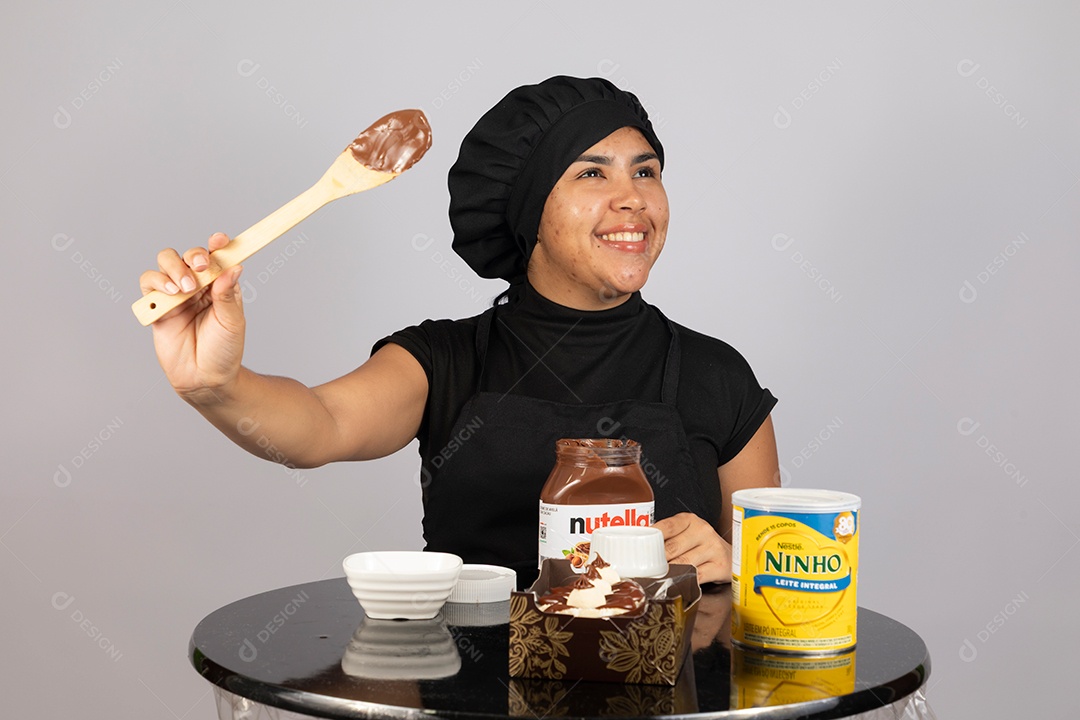 Linda mulher jovem preparando ovos da páscoa