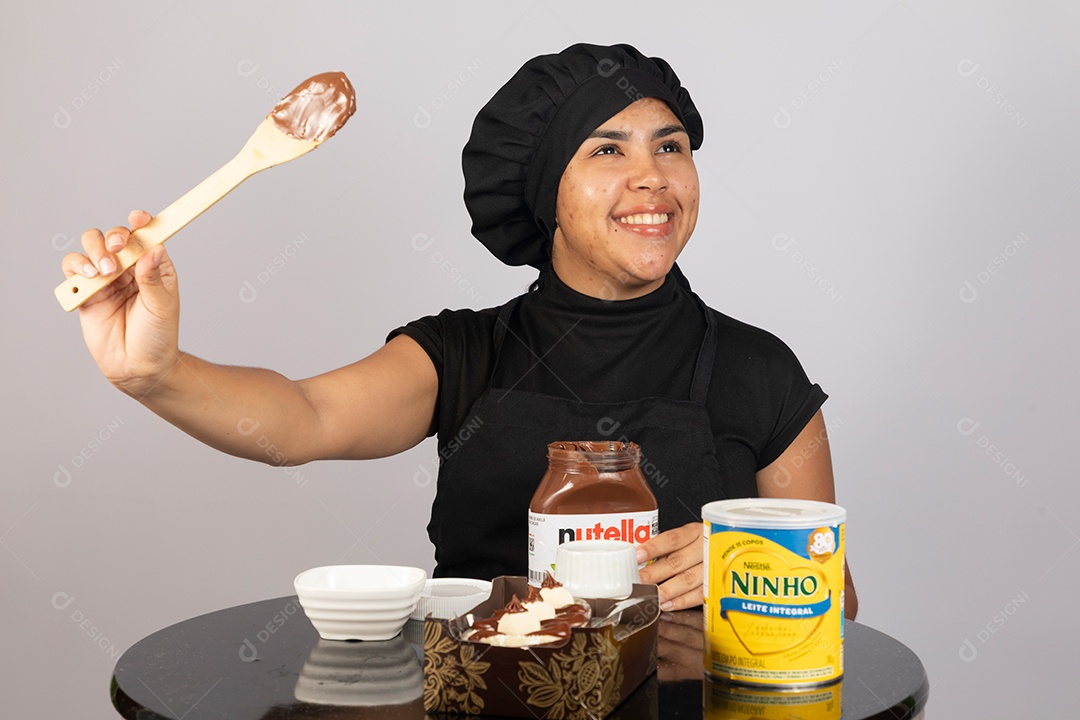 Linda mulher jovem preparando ovos da páscoa