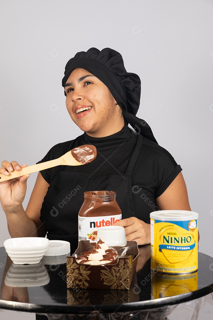 Linda mulher jovem preparando ovos da páscoa