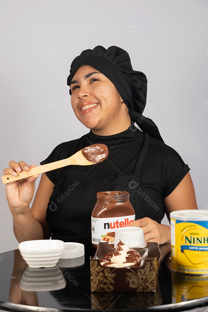 Linda mulher jovem preparando ovos da páscoa