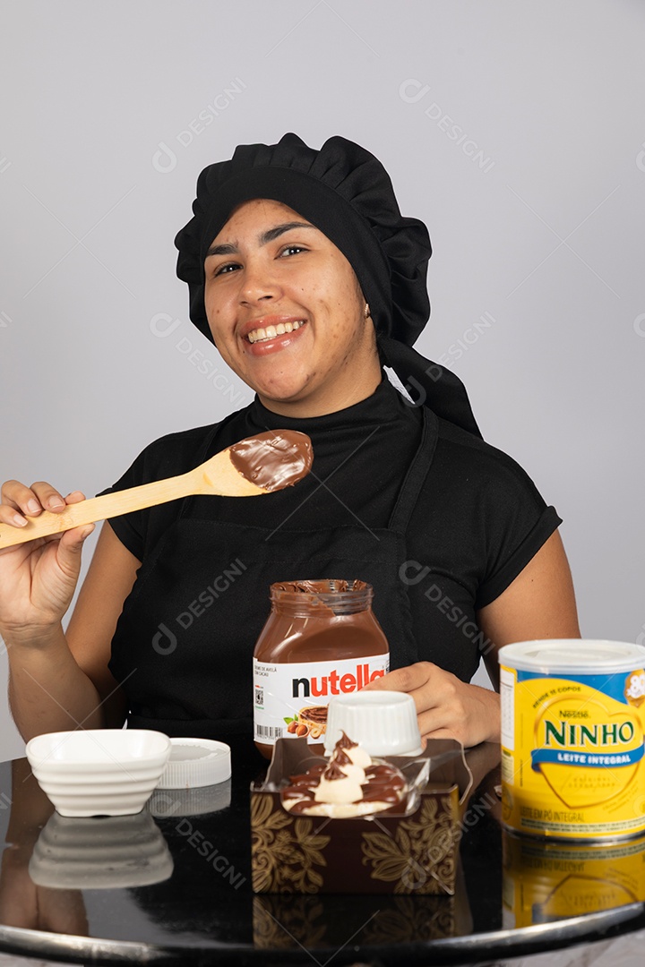 Linda mulher jovem preparando ovos da páscoa