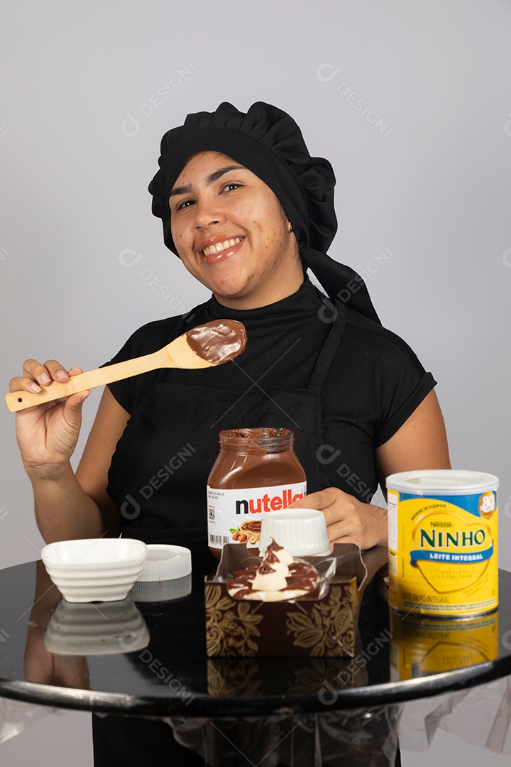 Linda mulher jovem preparando ovos da páscoa