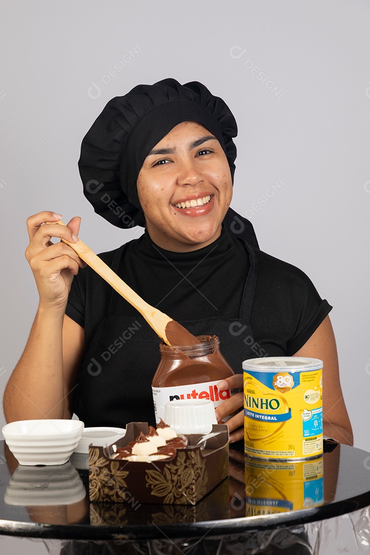 Linda mulher jovem preparando ovos da páscoa