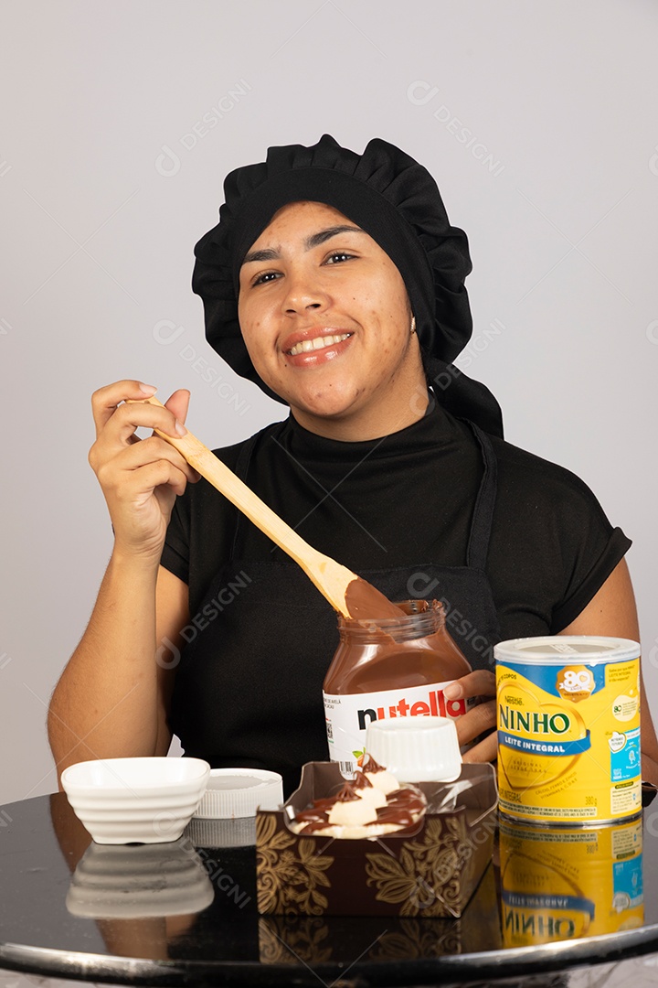 Linda mulher jovem preparando ovos da páscoa