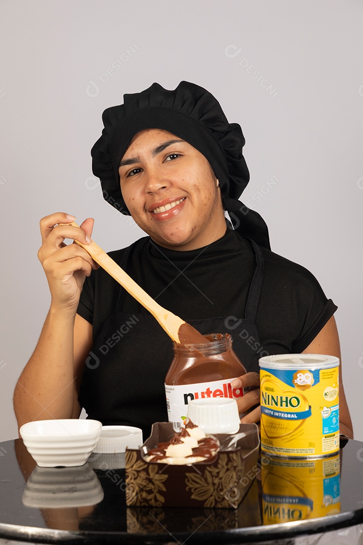 Linda mulher jovem preparando ovos da páscoa