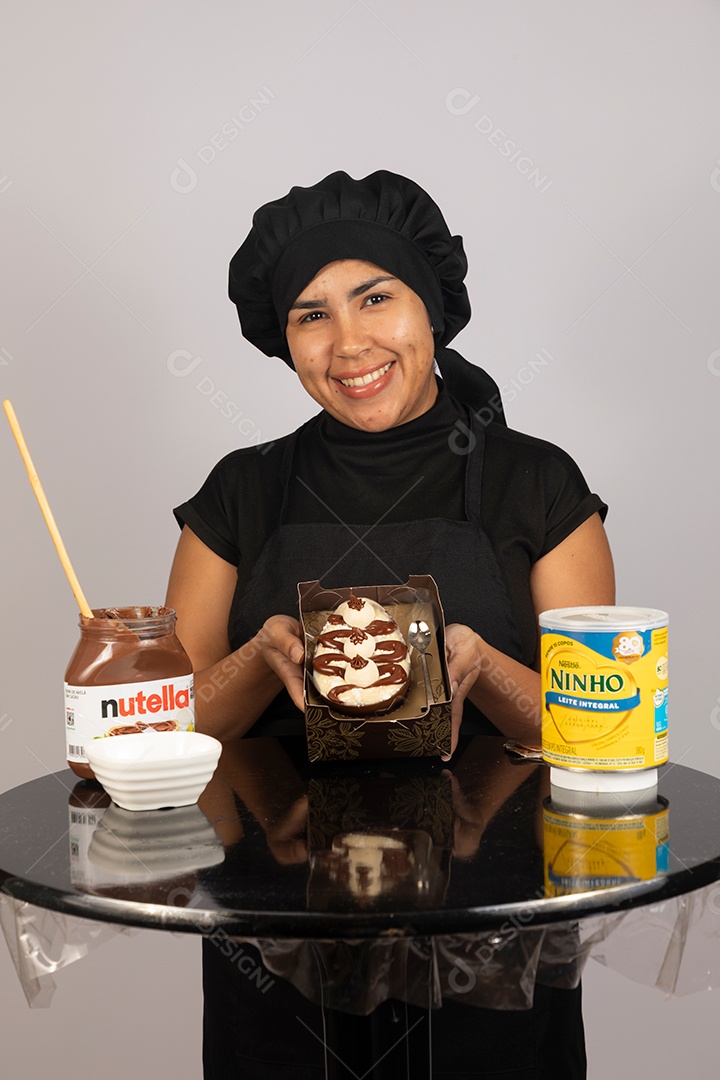Linda mulher jovem preparando ovos da páscoa