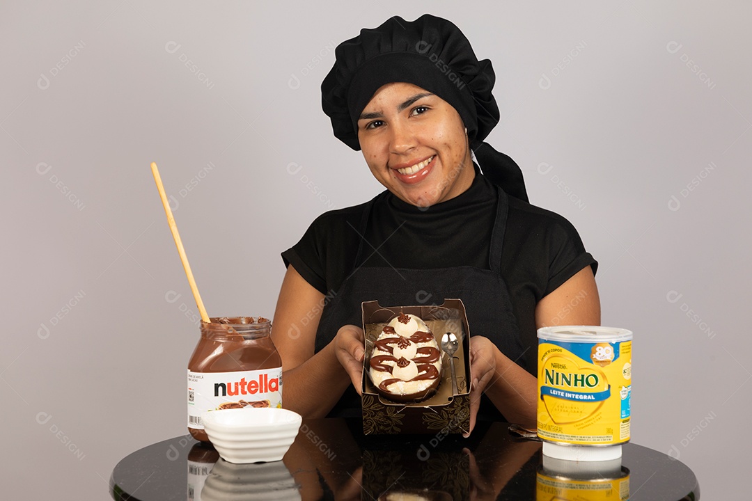 Linda mulher jovem preparando ovos da páscoa