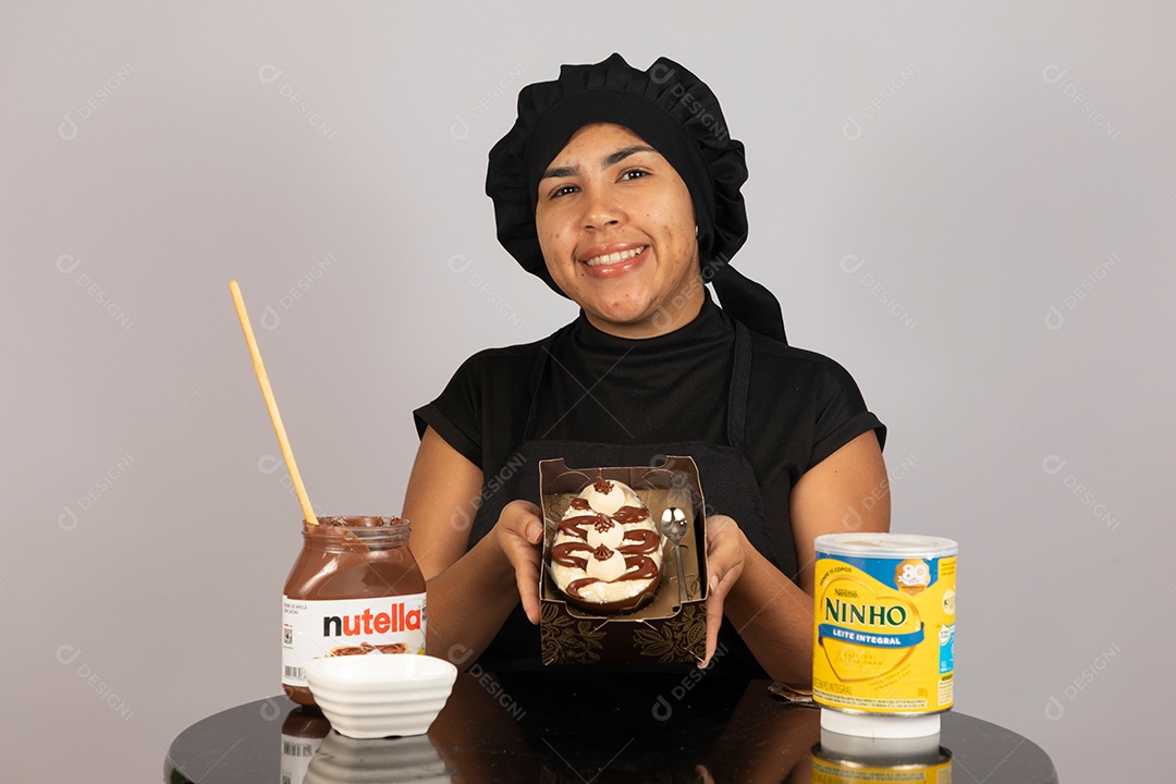 Linda mulher jovem preparando ovos da páscoa