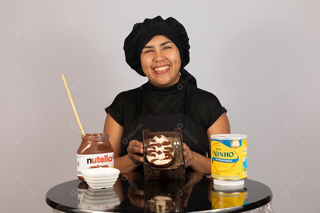 Linda mulher jovem preparando ovos da páscoa