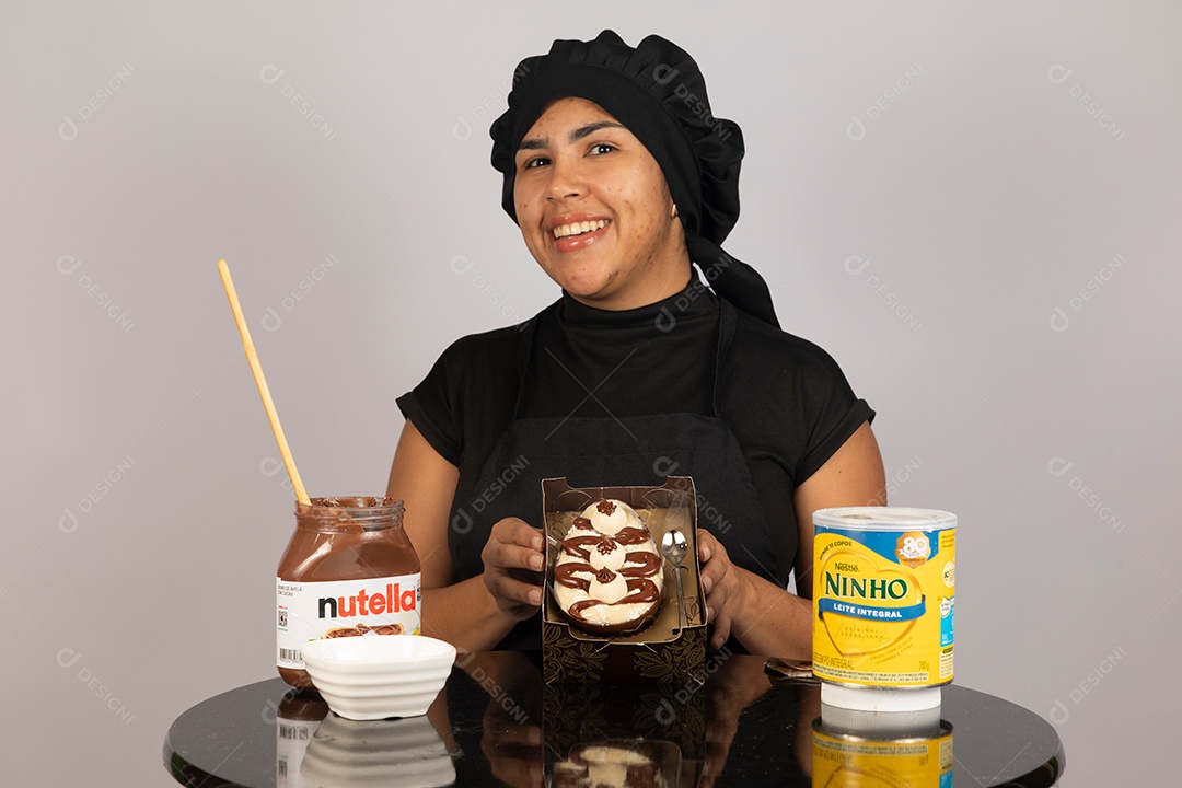 Linda mulher jovem preparando ovos da páscoa