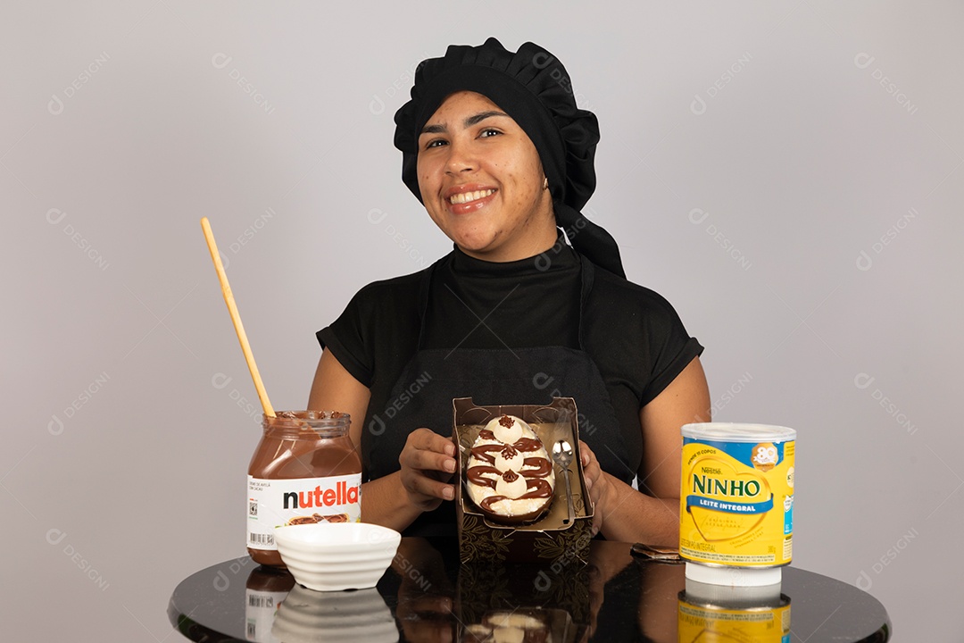 Linda mulher jovem preparando ovos da páscoa