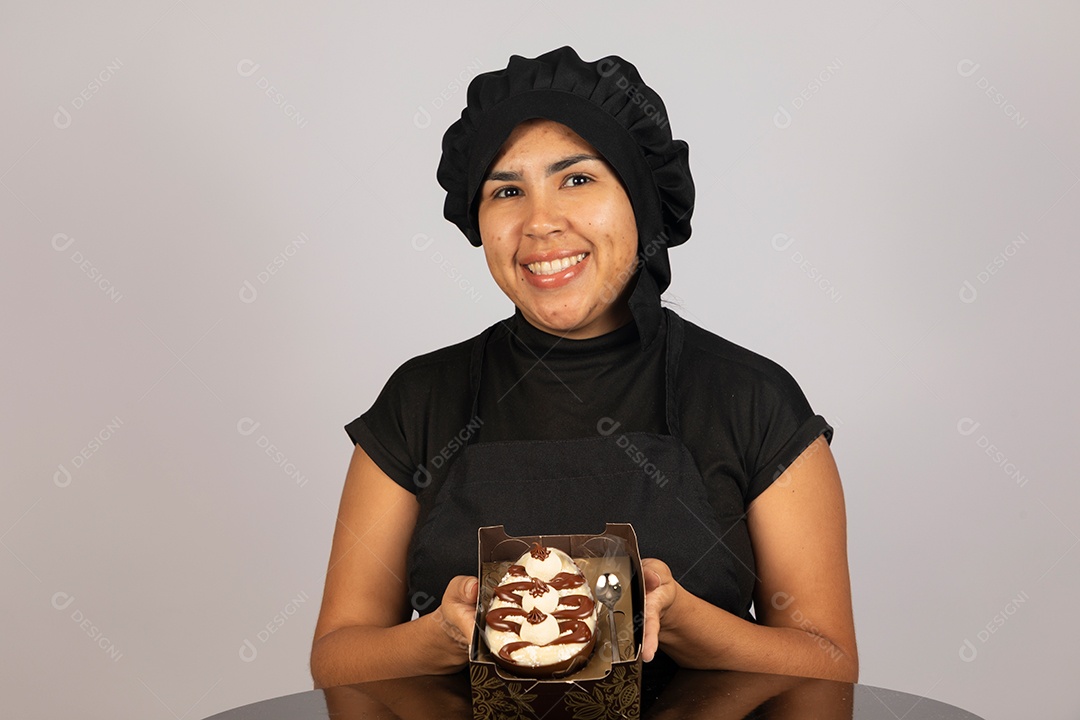 Linda mulher jovem preparando ovos da páscoa