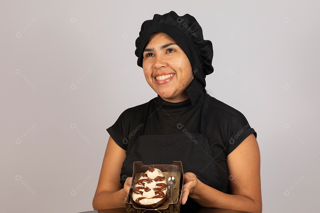 Linda mulher jovem preparando ovos da páscoa