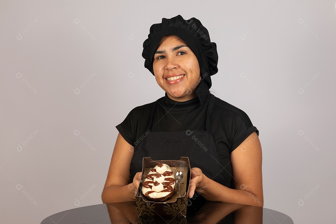 Linda mulher jovem preparando ovos da páscoa