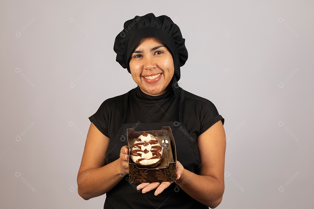 Linda mulher jovem preparando ovos da páscoa