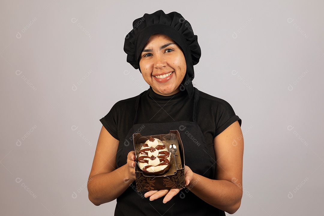 Linda mulher jovem preparando ovos da páscoa