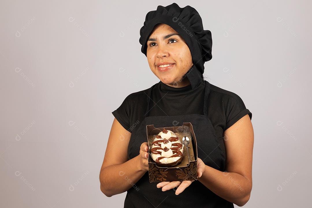 Linda mulher jovem preparando ovos da páscoa