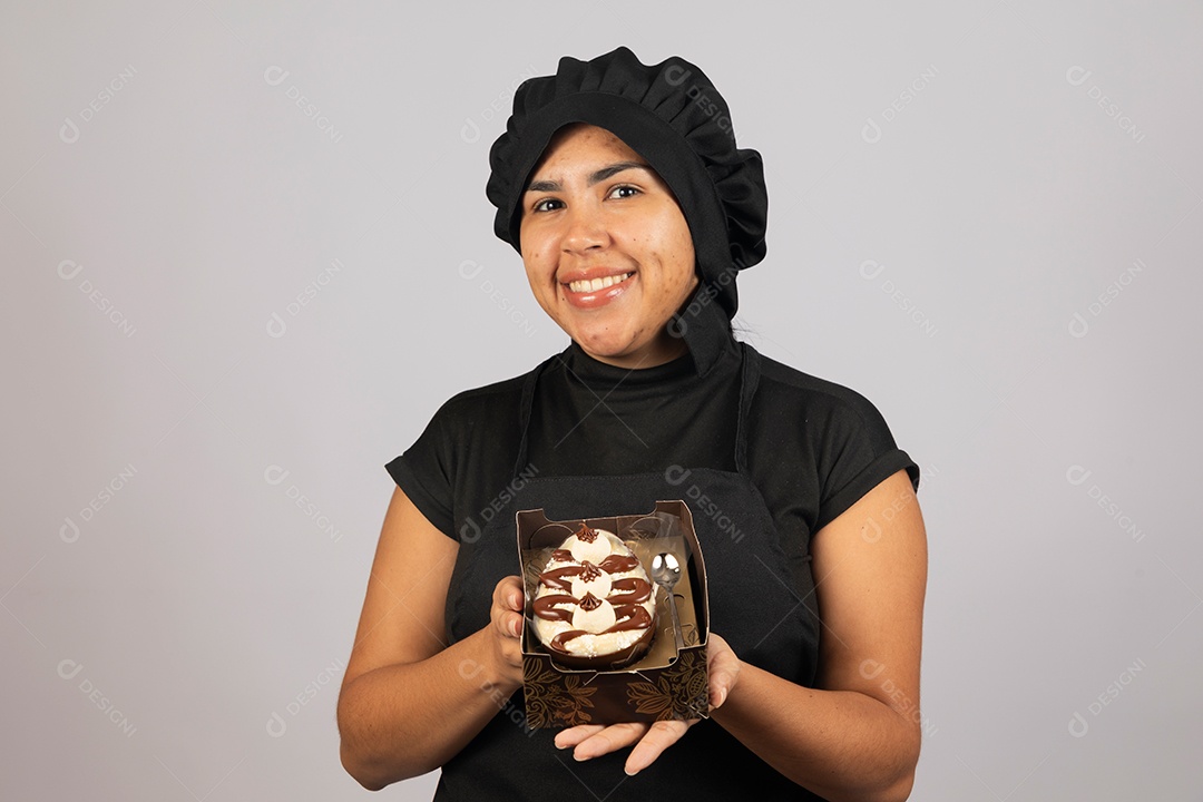 Linda mulher jovem preparando ovos da páscoa