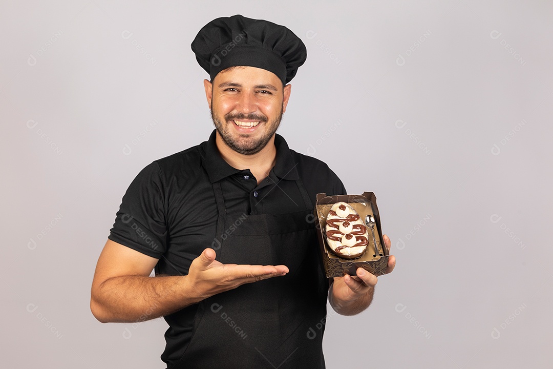 Homem jovem preparando ovos da páscoa